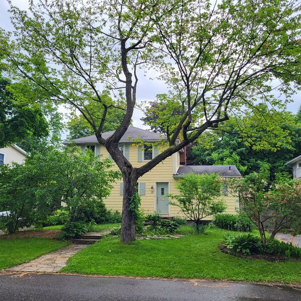 Exterior -  4 Kilometers from Ottawa City center Manor Park  4 Bed with  an Office. (Ottawa)