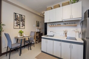 Frigorifero, microonde, pentole/stoviglie/utensili