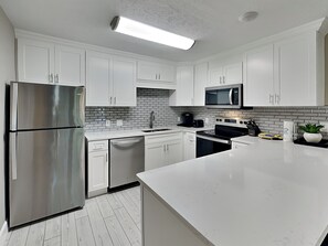 Geladeira, micro-ondas, fogão, cooktop