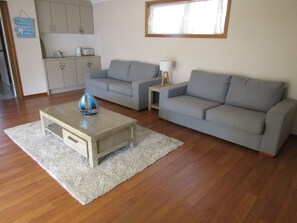 Fernseher, DVD-Player, Stereoanlage
