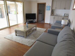 テレビ、DVD プレーヤー、ステレオ