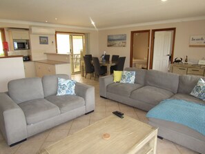 テレビ、DVD プレーヤー、ステレオ