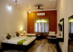 Family Room | Desk, laptop workspace, free WiFi, bed sheets - Hotel Mewad Haveli Pushkar (Pushkar)