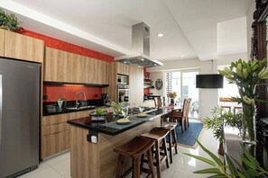 Réfrigérateur, four à micro-ondes, un four, surface de cuisson