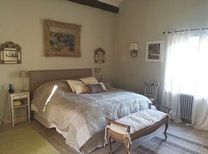 6 間睡房、書桌、熨斗/熨衫板、可攜式嬰兒床