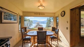 Dining - Shores A Tranquil Private Haven Right on the Beach (Sequim)