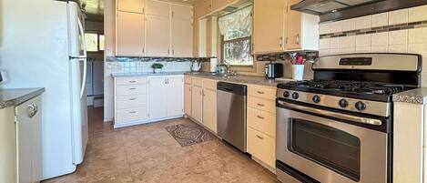 Kühlschrank, Ofen, Herdplatte, Geschirrspüler