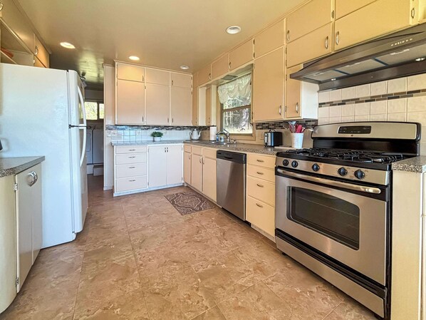 Refrigerador, horno, placa de cocina, lavavajillas