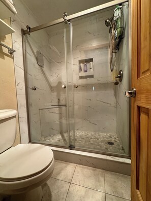 Chuveiro, secador de cabelo, toalhas de banho, sabonete