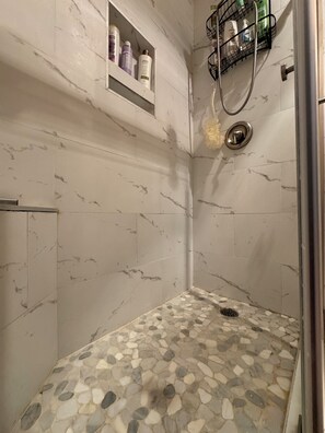 Dusche, Haartrockner, Handtücher, Seife