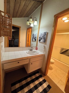 Douche, séchoir à cheveux, serviettes fournies, savon