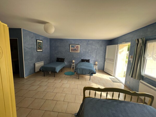 俱乐部客房, 花园景观 | 1 多间卧室、埃及棉床单、高档床上用品、记忆海绵床垫