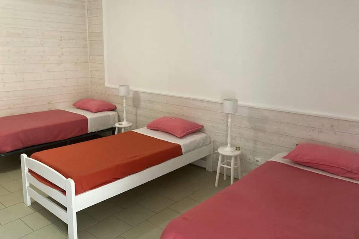 1 chambre, chambres insonorisées, Wi-Fi gratuit, draps fournis