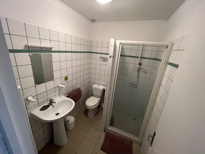 Dusche, Haartrockner, Seife, Toilettenpapier
