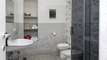 Articoli per l'igiene personale ecosostenibili, asciugacapelli, bidet