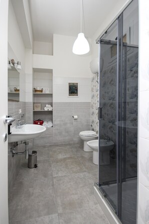 Amenidades de baño ecológicas, secadora de cabello, bidet, toallas 