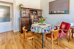 Apartamento Deluxe, balcón, vistas a la ciudad | Zona de estar | Televisión de pantalla plana de 32 pulgadas con canales digitales