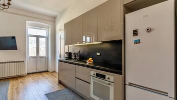 Deluxe Apartment, Balcony, City View | Private kitchen | Mini-fridge, oven, stovetop, dishwasher