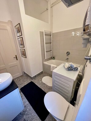 Badekar, hårføner og håndklær