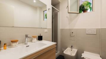 Bruser, hårtørrer, bidet, håndklæder