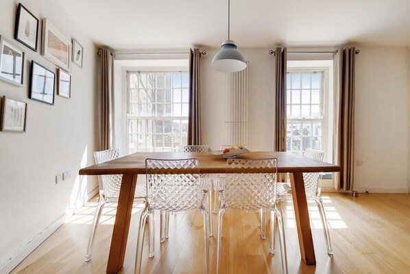 Apartment | Dining - Greenwich Mill - Modern Comfort & Historic Charm (London)