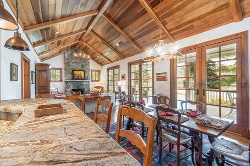 Front Porch. Lake Views. Dinner a Three-Minute Walk Away | Harris Lakeside Cottage