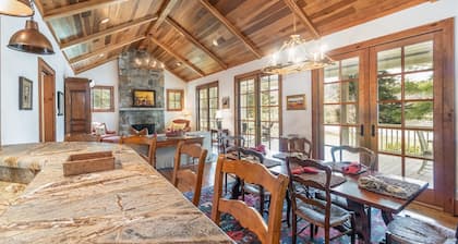 Front Porch. Lake Views. Dinner a Three-Minute Walk Away | Harris Lakeside Cottage