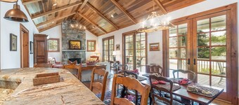 Front Porch. Lake Views. Dinner a Three-Minute Walk Away | Harris Lakeside Cottage
