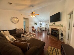 TV connectée, cheminée, espaces bureaux