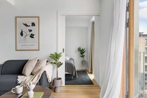 1 dormitorio, escritorio, tabla de planchar con plancha y wifi