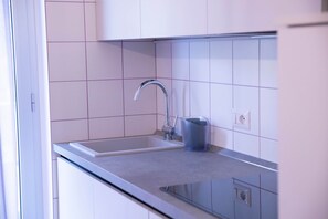 Køleskab, mikrobølgeovn, kogeplade, opvaskemaskine