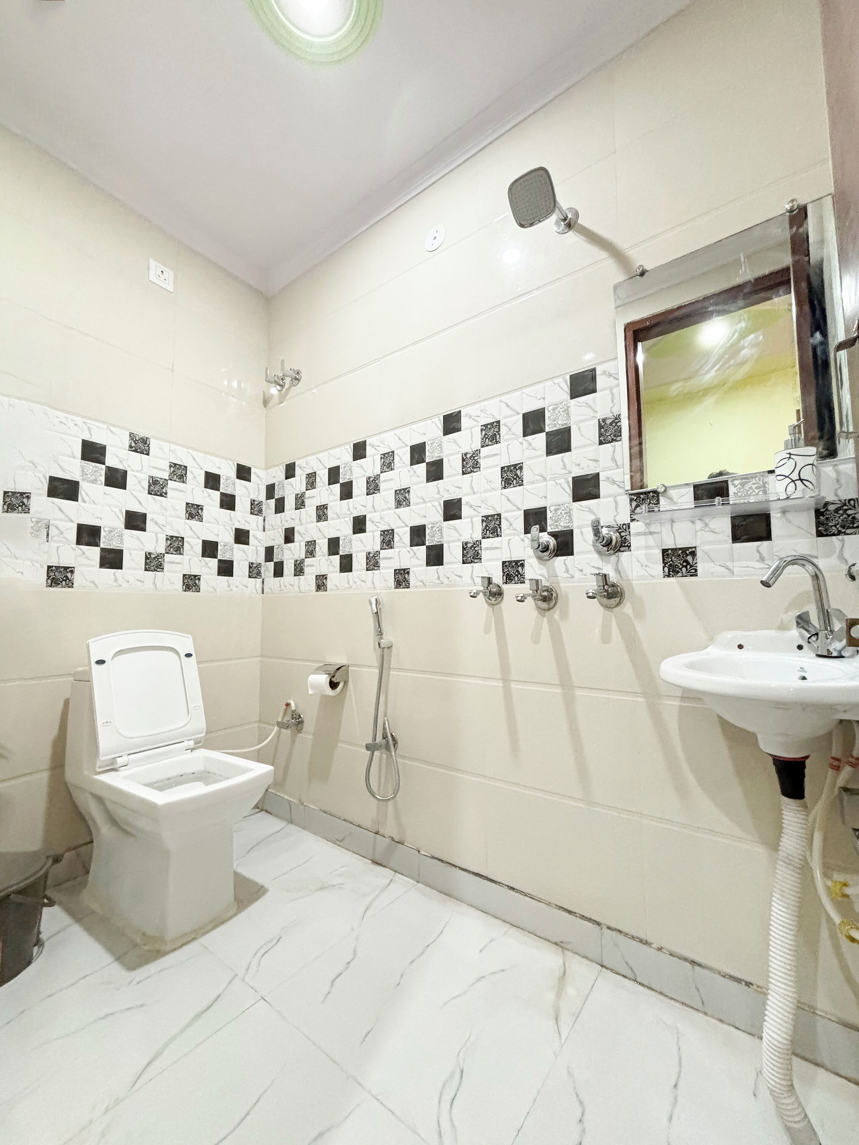 Kamar Double Deluks | Kamar mandi | Perlengkapan mandi gratis, pengering rambut, jubah mandi, dan sandal