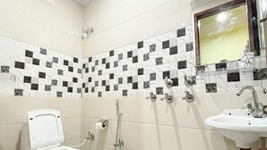 Un baño con inodoro, lavabo y ducha.