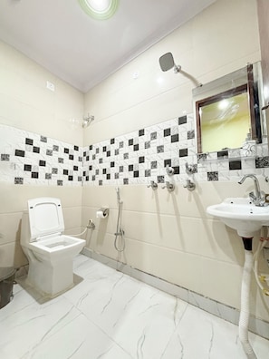 Dobbeltrom – deluxe | Bad | Toalettartikler (inkludert), hårføner, badekåper og tøfler