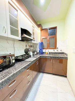 Dobbeltrom – deluxe | Eget kjøkken | Kjøleskap, ovn, vannkoker og fryser