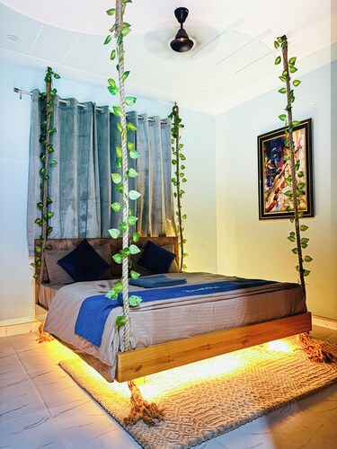 Roomshala 177 Homestay Thehrav