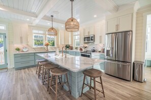 Een koelkast, een magnetron, een oven, een kookplaat