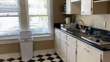 Geladeira, micro-ondas, cooktop, cafeteira/chaleira