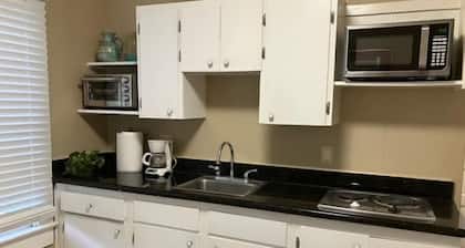 Stylish Lafayette Apartment with Kitchen & Garden Access