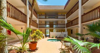 Just Beachy~ocean View~2nd Fl 2 Bedroom Condo by RedAwning