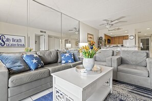 Appart'hôtel, 2 chambres | Coin séjour | TV connectée