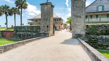 Condo, 2 Bedrooms | Property grounds