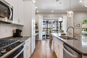 Maison mitoyenne, 5 chambres | Cuisine privée | Réfrigérateur, four, cafetière/bouilloire, grille-pain