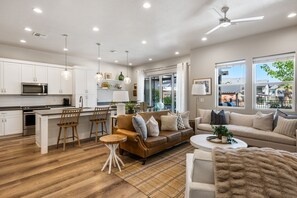 Living area - Grand Slam Getaway #5 5 Bedroom Townhouse (Santa Clara)