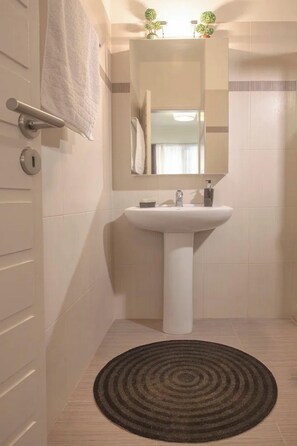 Shower, hair dryer, towels, soap - Sunset View Apartments-Cozy near the Sea (Ialisos)
