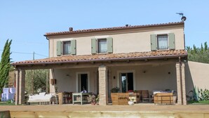 Una casa de dos pisos con piscina delantera.