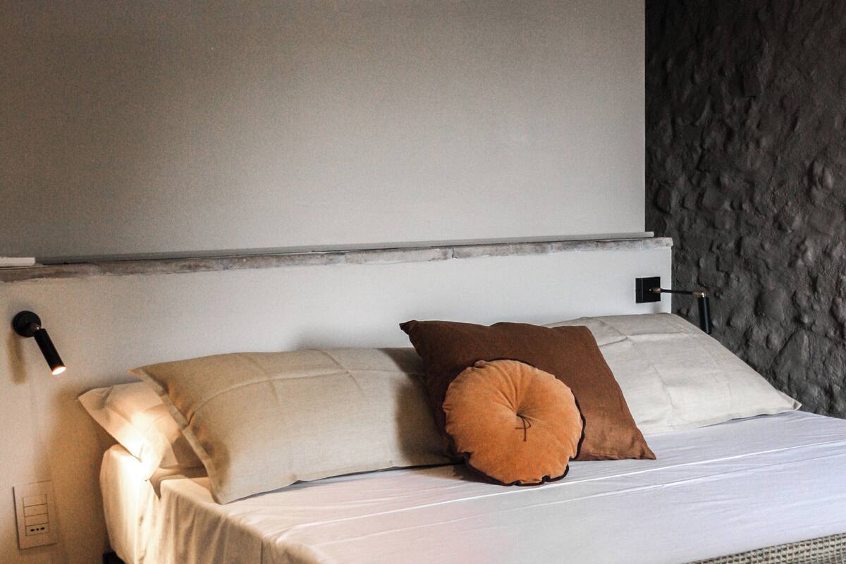 Phòng Suite Junior, quang cảnh hồ bơi | Bộ đồ giường cao cấp, chăn bông, nệm cao su hoạt tính (memory foam) 