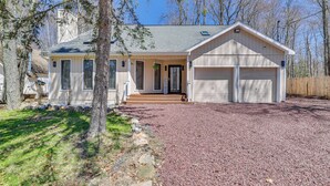 Interior - Spacious Retreat 7 Mi to Tobyhanna State Park! (Tobyhanna)