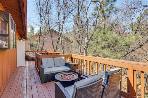 8 Mi to Big Bear Lake: Cabin w/ Deck & Fireplace