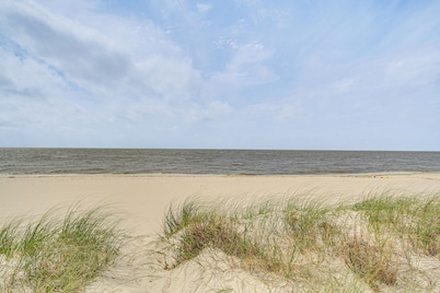 Airy Biloxi Condo w/ Patio: Walk to Beach!